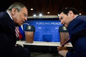 Rysslands utrikesminister Sergej Lavrov och USA:s dito Marco Rubio under mötet mellan de ländernas respektive presidenter i Alaska i augusti. Julia Demaree Nikhinson/AP/TT