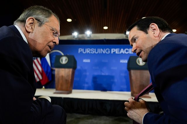 Rysslands utrikesminister Sergej Lavrov och USA:s dito Marco Rubio under mötet mellan de ländernas respektive presidenter i Alaska i augusti. Julia Demaree Nikhinson/AP/TT