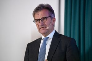 Riksbankschef Erik Thedéen under ett tal om det ekonomiska läget. Lars Schröder/TT