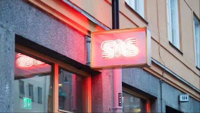 Sneakersnstuffs butiksskylt i Stockholm. Det svenska skobolaget har efter konkursen fått nytt liv genom tyska investerare med medgrundaren Erik Manzano Fagerlind tillbaka som vd. Foto: TT