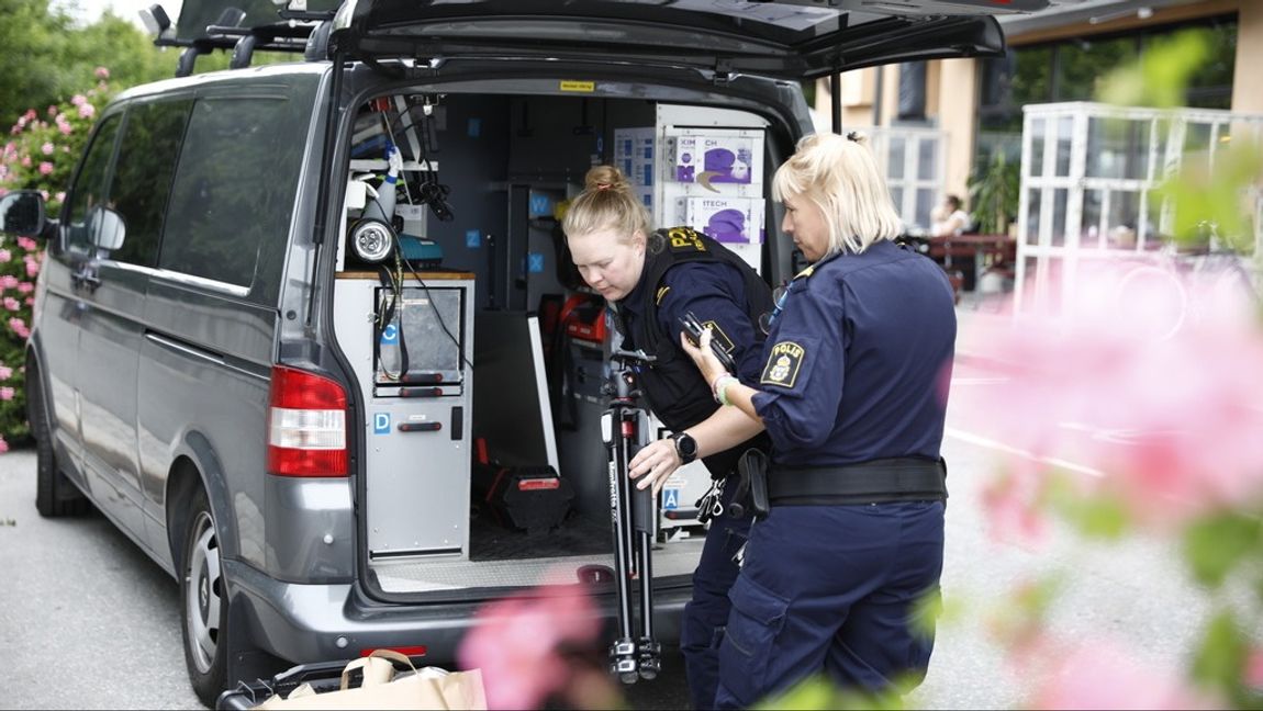 Polisens tekniker på plats på Kungsholmen i Stockholm den 13 juli efter ett inbrottslarm där syra använts. Arkivbild. Foto: MICKAN MÖRK/TT