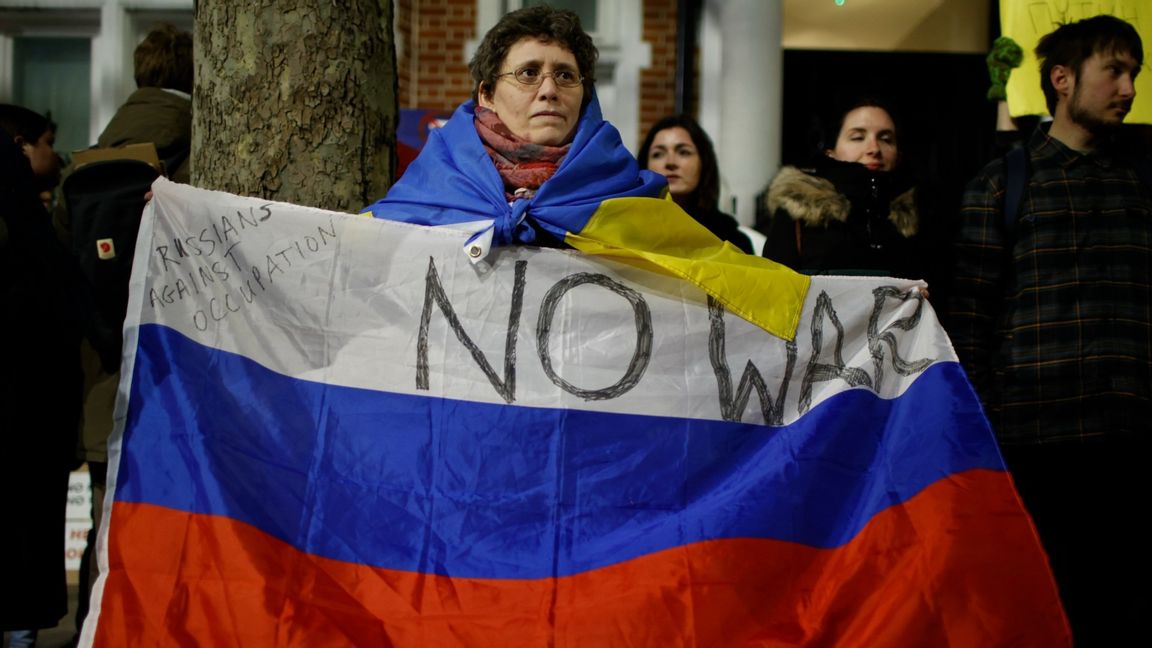 Rysk kvinna som protesterar mot Putins invasion av Ukraina. Foto: David Cliff/AP/TT