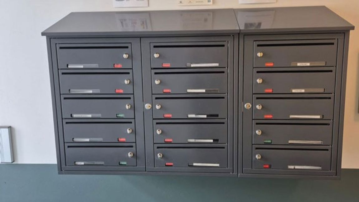Postfack i ett trapphus. Bilden är en genrebild. Foto: Bulletin.