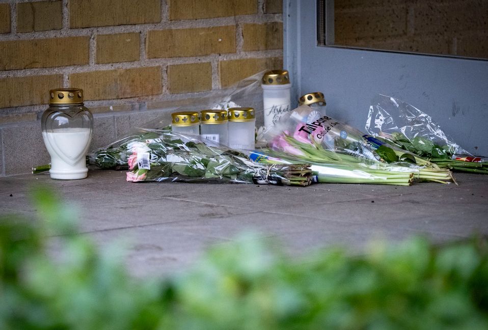 Blommor och ljus vid trapphuset i Rosengård i Malmö där två 15-åriga pojkar skottskadades på nyårsafton 2024. Den ena av pojkarna avled. Arkivbild. Foto: Johan Nilsson/TT
