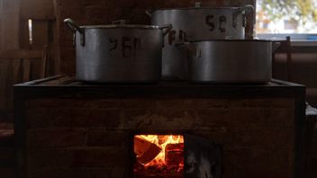Mat lagas på en vedspis på Sjostkas sjukhus i nordöstra Ukraina under ett rullande strömavbrott den 16 oktober 2025 samtidigt som det inte fanns naturgas. Vedeldning och andra lösningar fungerar för att hålla värmen och kunna laga maten fungerar för en del, men inte för de miljontals ukrainare som bor i lägenheter utan sådan möjligheter. Foto: AP Photo/Julia Demaree Nikhinson