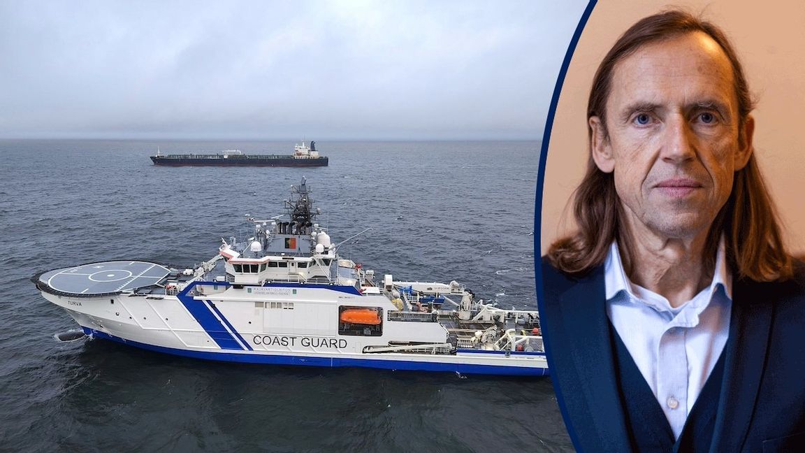 En båt från den finska kustbevakningen och i bakgrunden Eagle S, det fartyg som misstänks ha saboterat undervattenskablarna mellan Finland och Estland. Foto: Rajavartiosto/AP/TT