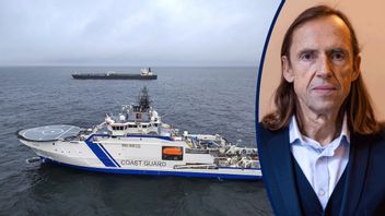 En båt från den finska kustbevakningen och i bakgrunden Eagle S, det fartyg som misstänks ha saboterat undervattenskablarna mellan Finland och Estland. Foto: Rajavartiosto/AP/TT