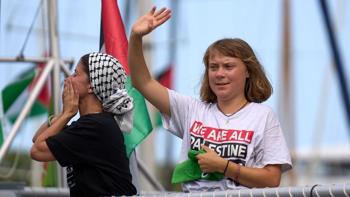 Greta Thunberg är en av aktivisterna ombord ledarbåten i Global Sumud Flotilla som seglar mot Gaza. Foto: Emilio Morenatti/AP/TT