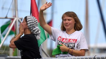 Greta Thunberg är en av aktivisterna ombord ledarbåten i Global Sumud Flotilla som seglar mot Gaza. Foto: Emilio Morenatti/AP/TT