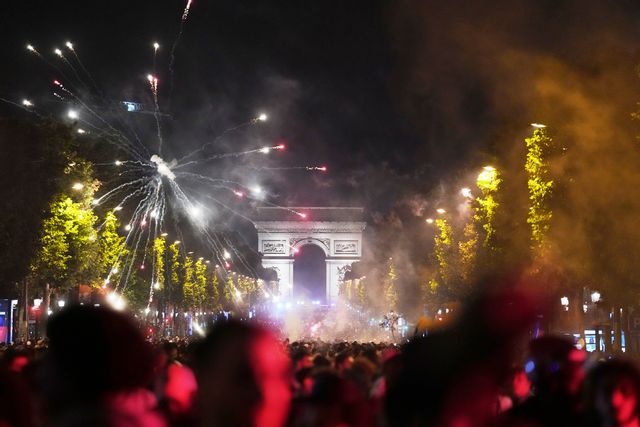 Fotbollssupportrar fyllde Paris paradgata Champs-Élysées. Aurelien Morissard/AP/TT