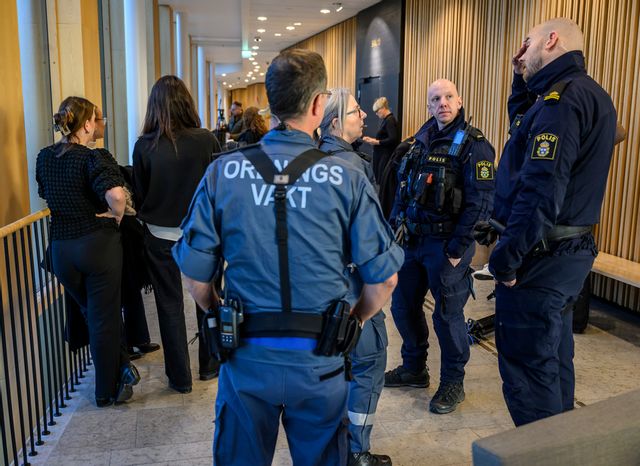 Polis och ordningsvakter på plats i Lunds tingsrätt vid rättegången om mordet på en 14-årig flicka i Landskrona. Foto: Johan Nilsson/TT