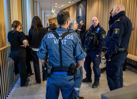 Polis och ordningsvakter på plats i Lunds tingsrätt vid rättegången om mordet på en 14-årig flicka i Landskrona. Foto: Johan Nilsson/TT