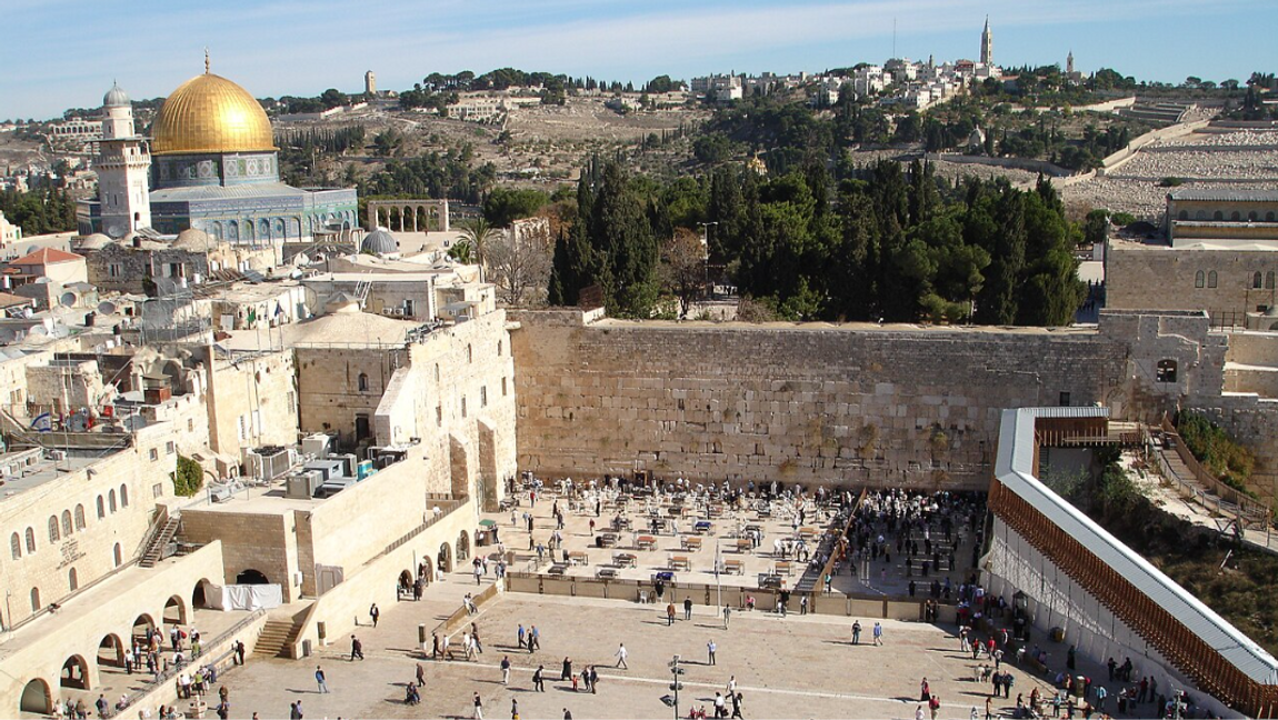 Klagomuren i Jerusalem, det sista som finns kvar av Herodes tempel. Foto: Golasso, CC BY-SA 4.0, via Wikimedia Commons