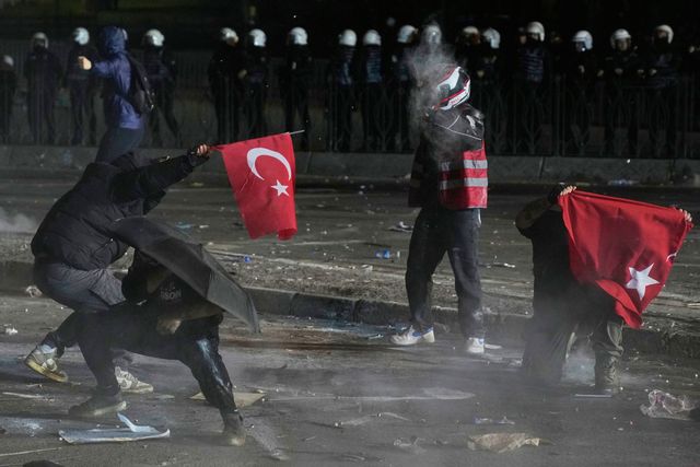 Kravallpolis använde tårgas mot demonstranter i Istanbul på måndagen. Khalil Hamra/AP/TT
