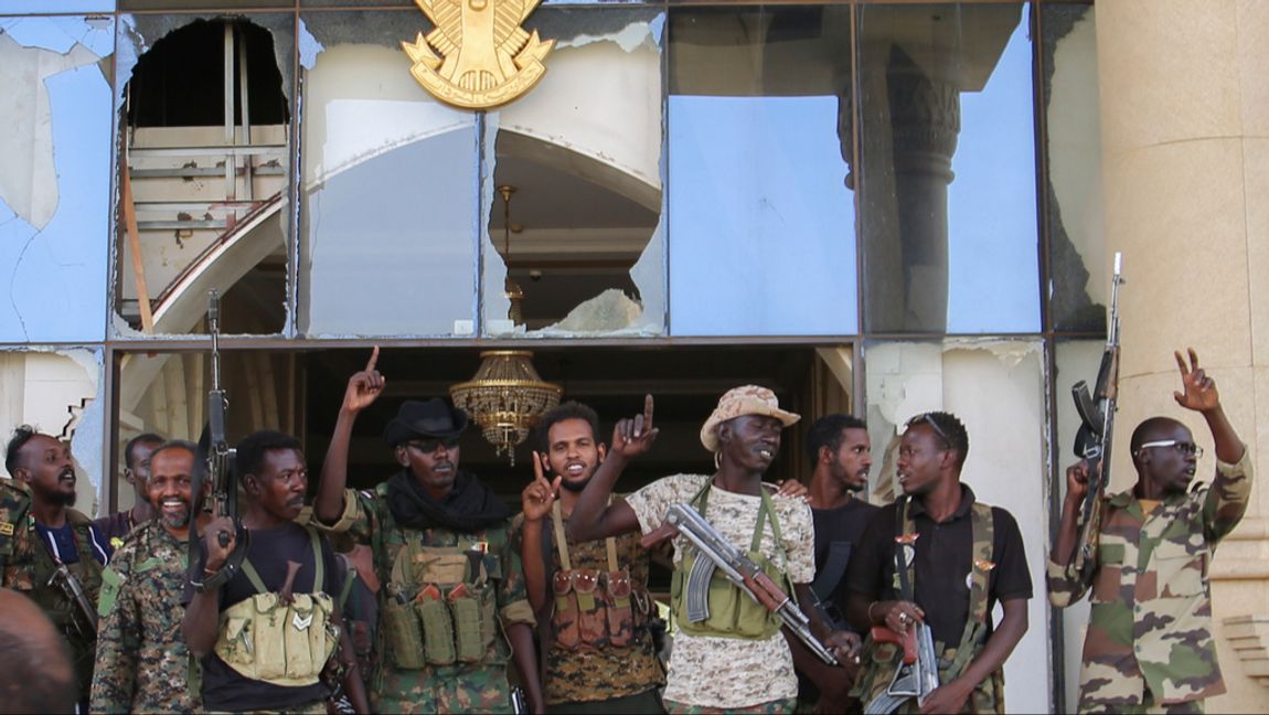 Soldater firar återtagandet av presidentpalatset i Sudans huvudstad Khartum under fredagen. AP/TT