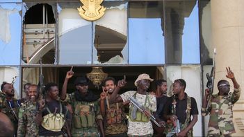 Soldater firar återtagandet av presidentpalatset i Sudans huvudstad Khartum under fredagen. AP/TT