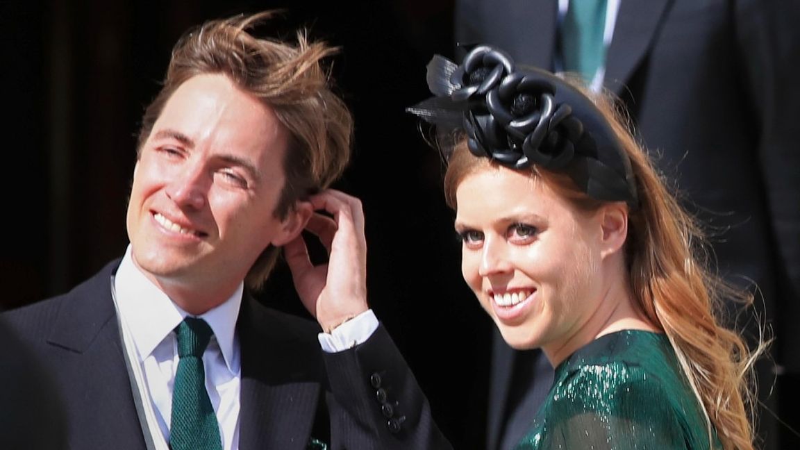 Prinsessan Beatrice och maken Edoardo Mapelli Mozzi 2019. Arkivbild. Foto: Peter Byrne/AP/TT.