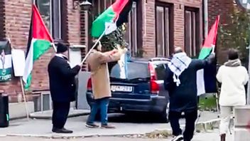 Israels flagga eldades upp utanför den judiska synagogan i Malmö på lördagen. Foto: X