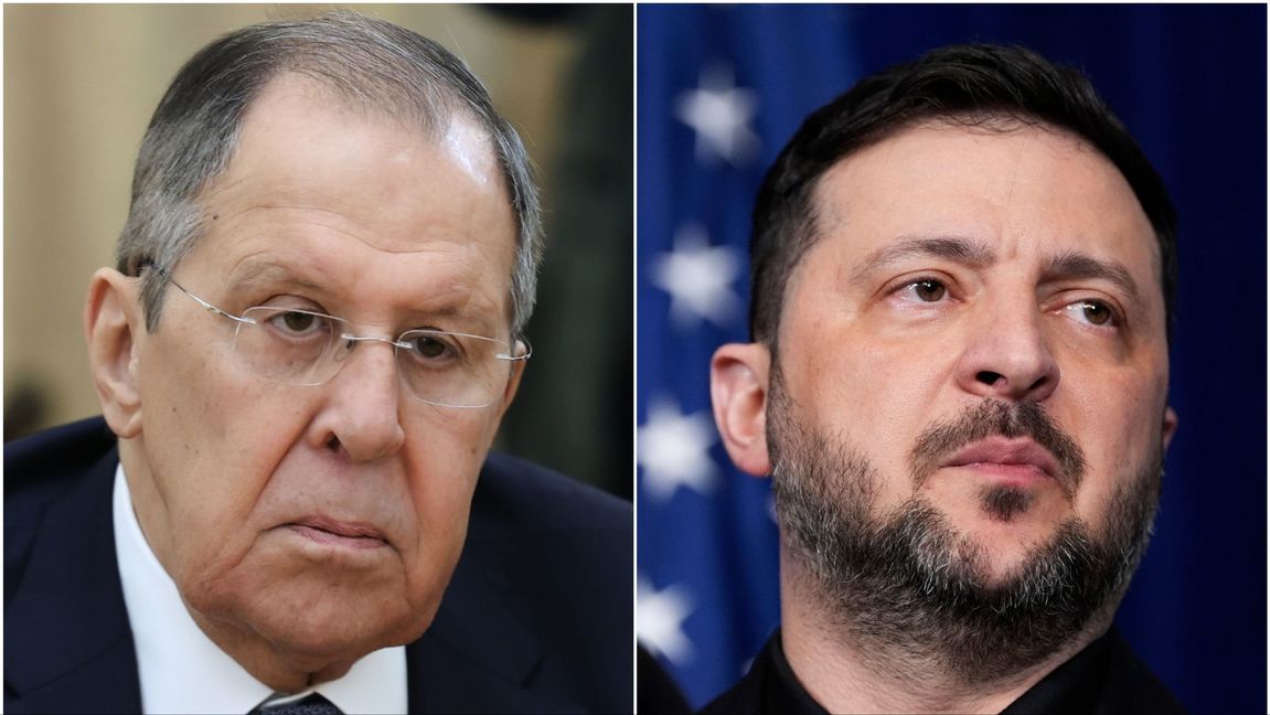 Volodymyr Zelenskyj kallar Sergej Lavrovs anklagelser för ”rena lögner”. Foto: Rysslands utrikesdepartement/AP/TT/Alex Brandon/AP/TT