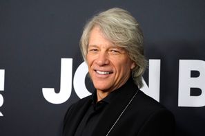 Jon Bon Jovi hyllas av polisen i Nashville i delstaten Tennessee, USA, för att ha stoppat ett självmordsförsök. Arkivbild. Jordan Strauss/AP/TT