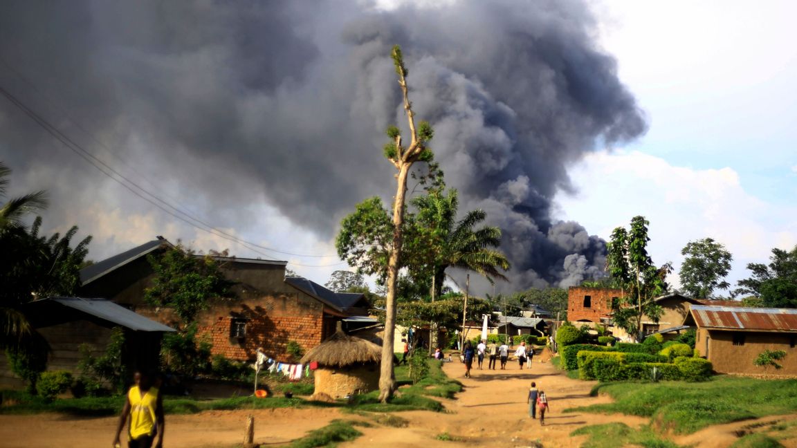 Arga invånare tänder eld på en FN-byggnad, som en reaktion på att extremistgruppen ADF dödat åtta personer och kidnappat nio i regionen Beni i Kongo-Kinshasa den 25 november 2019. Foto: Al-hadji Kudra Maliro/AP/TT