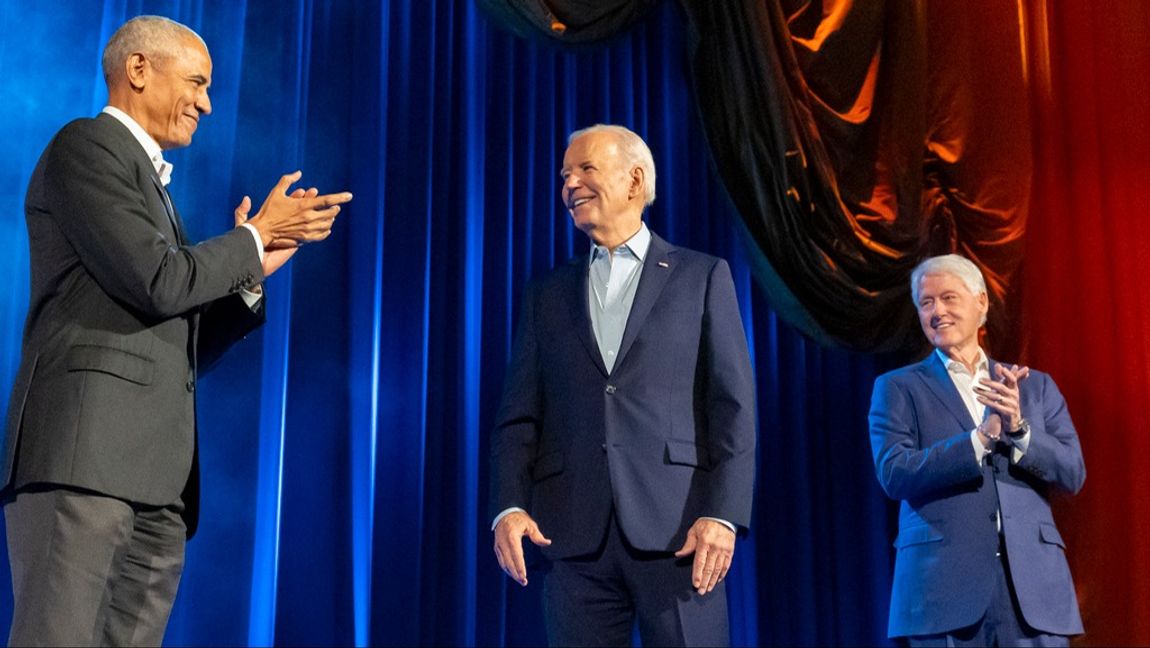 USA:s president Joe Biden flankerad av expresidenterna Barack Obama och Bill Clinton vid insamlingsevenemanget på torsdagskvällen i New York. Foto: ALEX BRANDON/AP/TT