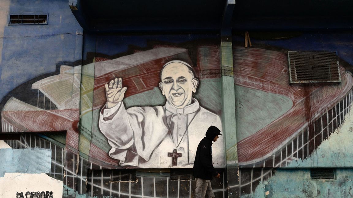 Väggmålning föreställande påve Franciskus på San Lorenzos hemmaarena i Buenos Aires. Arkivbild. Foto: Rodrigo Abd/AP/TT