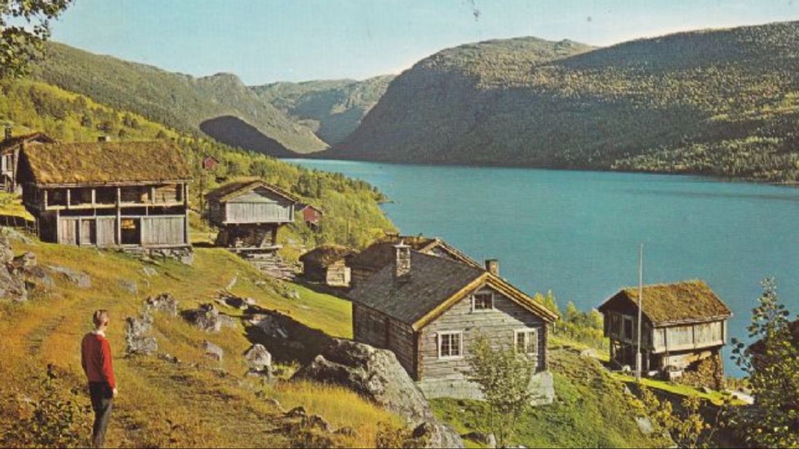 Gudbrandsgard i norra Hallingdal, vykort från 1970-talet. Det såg ut som ett vykort men var levande jordbruk.