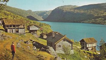 Gudbrandsgard i norra Hallingdal, vykort från 1970-talet. Det såg ut som ett vykort men var levande jordbruk.