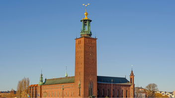 Stockholms stadshus. Vem äger egentligen staten – och vad ska skattepengar gå till? Foto: ArildV, CC BY-SA 4.0, via Wikimedia Commons