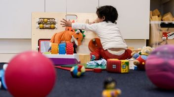 Förskolenämnden i Stockholm har beslutat att även barn utan uppehållstillstånd ska få plats på förskola från 2026. Foto: Pontus Lundahl/TT.