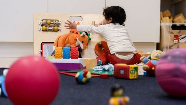 Förskolenämnden i Stockholm har beslutat att även barn utan uppehållstillstånd ska få plats på förskola från 2026. Foto: Pontus Lundahl/TT.