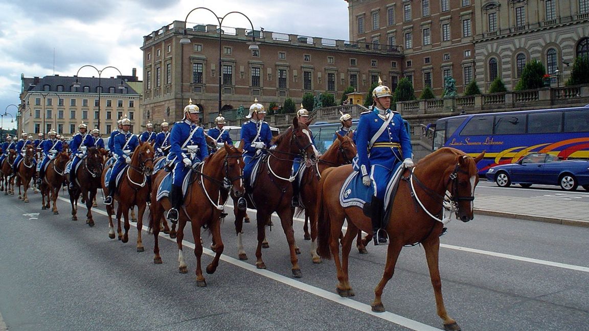 Livgardet vid vaktavlösning. Taget vid ett annat tillfälle och personerna på bilden har inget med artikelns innehåll att göra. Foto: Andreas Trepte (CC BY-SA 2) 