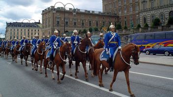 Livgardet vid vaktavlösning. Taget vid ett annat tillfälle och personerna på bilden har inget med artikelns innehåll att göra. Foto: Andreas Trepte (CC BY-SA 2) 