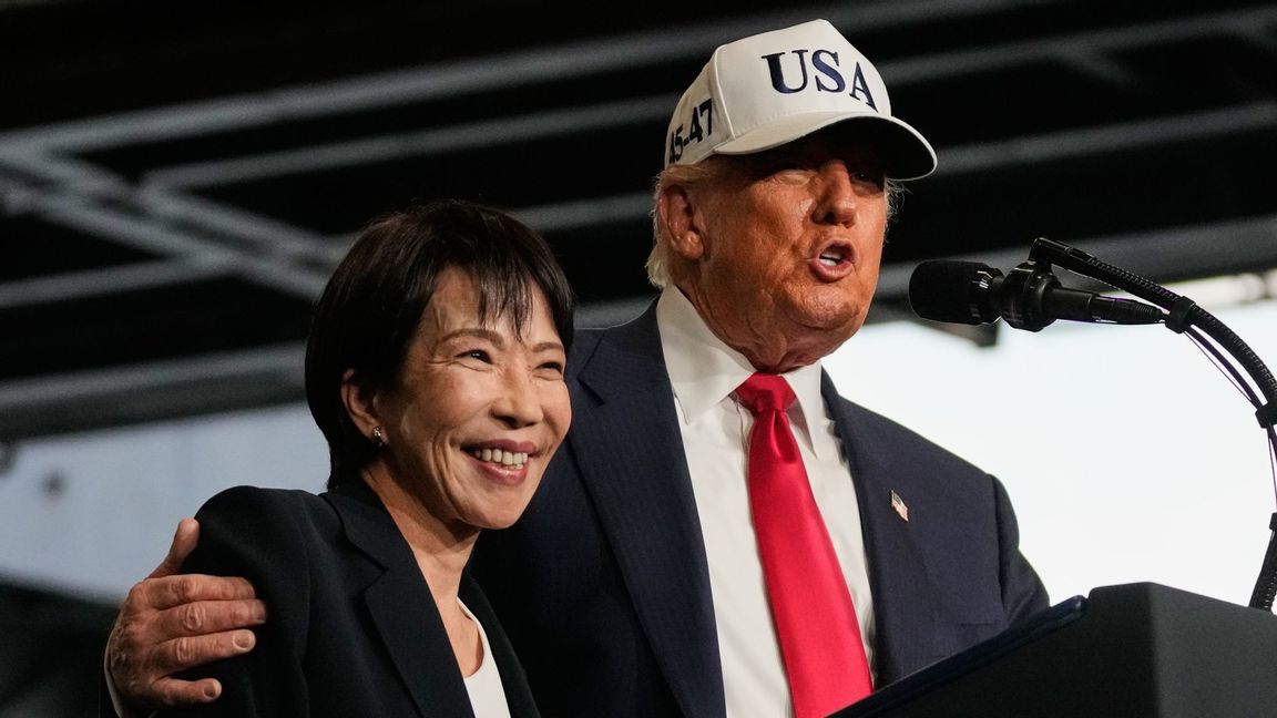 Japans premiärminister nominerar president Donald Trump till Nobels fredspris enligt Vita husets pressekreterare. Foto: Mark Schiefelbein/AP/TT