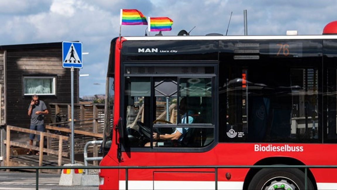 Södertälje erbjuder alla ungdomar en buss till Pridefestivalen. Foto: Ali Lorestani/TT.