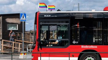 Södertälje erbjuder alla ungdomar en buss till Pridefestivalen. Foto: Ali Lorestani/TT.