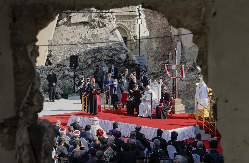 En märkbart rörd Franciskus bad för krigets offer bland Mosuls ruiner. Foto: Andrew Medichini/AP/TT