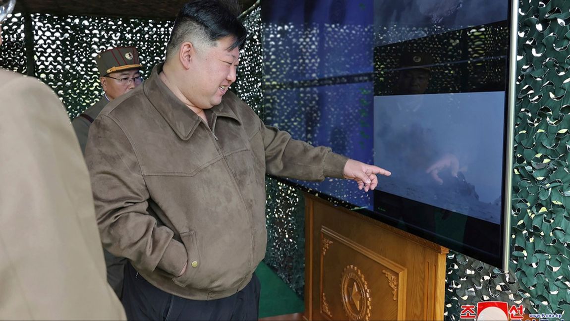 På bilden, som tillhandahållits av den Nordkoreanska regimen, ses ledaren Kim Jong-Un övervaka det som påstås vara en militärövning på en icke angiven plats i Nordkorea. Foto: KOREAN CENTRAL NEWS AGENCY/KOREA NEWS SERVICE VIA AP/TT