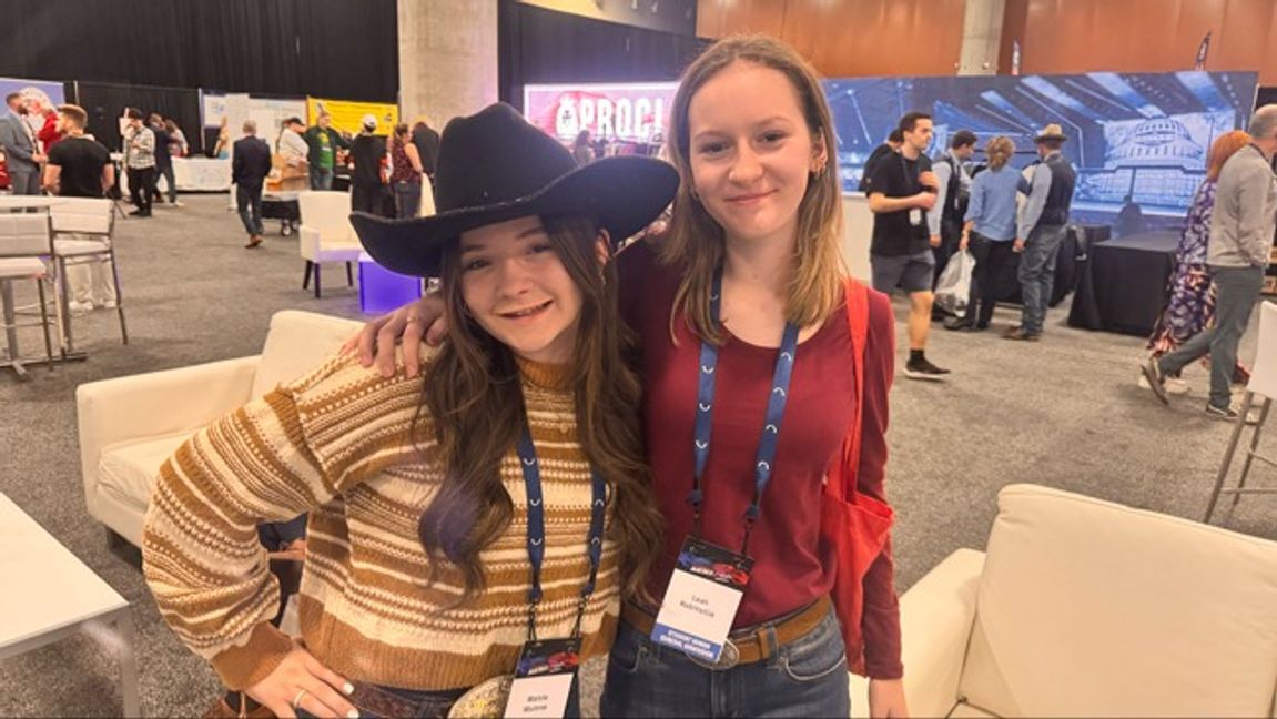 Maisie och Leah är två 15-åringar som rest från Florida för att delta på America Fest. Foto: Pelle Zackrisson