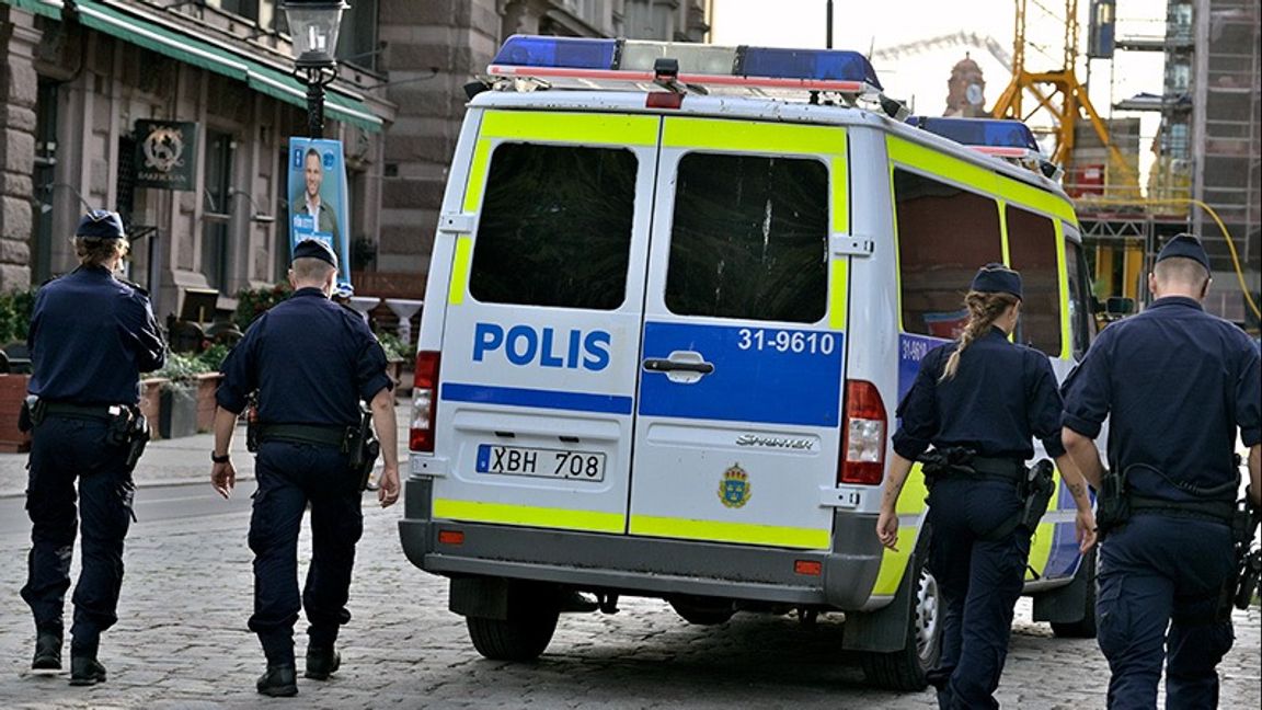 Polisen letar spår dagen efter att en väska med en sprängladdning placerats ut. Foto: Janerik Henriksson/TT
