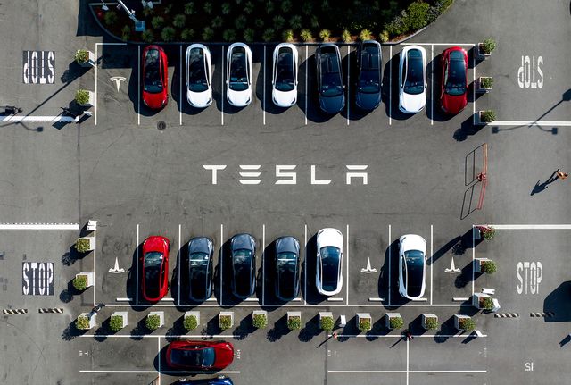 Tesla-bilar på en parkering. Arkivbild. Noah Berger/AP/TT