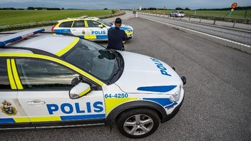 Polisen har ökat sin närvaro vid vägen efter stenkastningarna. Foto: Johan Nilsson/TT