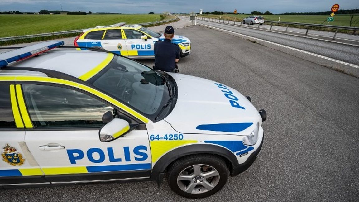 Polisen har ökat sin närvaro vid vägen efter stenkastningarna. Foto: Johan Nilsson/TT