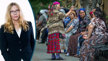 Romska kvinnor samtalar i samband med en begravning i Rumänien. Foto: Karl Gabor / Vadim Ghirda/AP/TT