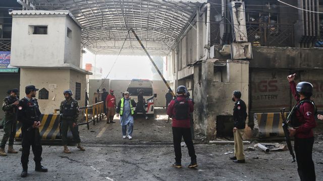 Säkerhetsstyrkor undersöker området där en självmordsbombare sprängde sig själv i Peshawar, Pakistan. Foto: Muhammad Zubair/AP/TT