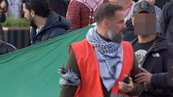 Fotografens egen bild av den man som åtalas för misshandel, längst till höger. Bild: FUP