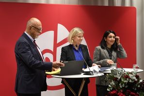 Socialdemokraternas partiordförande Magdalena Andersson (mitten) presenterar tillsammans med Hans Dahlgren, huvudsekreterare, samt Lawen Redar, ledamot i programkommissionen, förslag till nytt partiprogram. Foto: Jakob Åkersten Brodén/TT