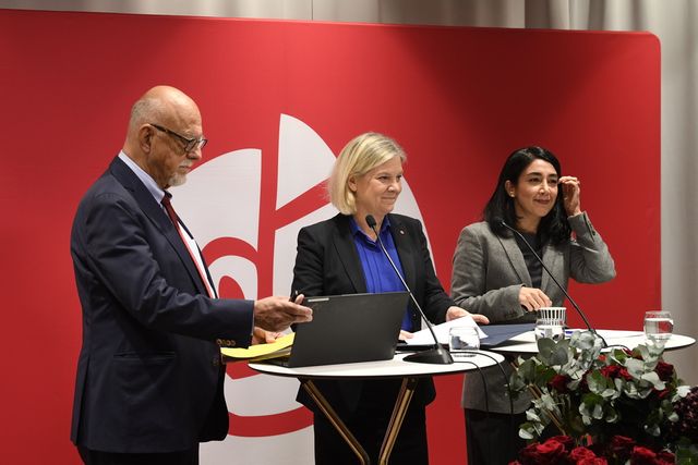 Socialdemokraternas partiordförande Magdalena Andersson (mitten) presenterar tillsammans med Hans Dahlgren, huvudsekreterare, samt Lawen Redar, ledamot i programkommissionen, förslag till nytt partiprogram. Foto: Jakob Åkersten Brodén/TT