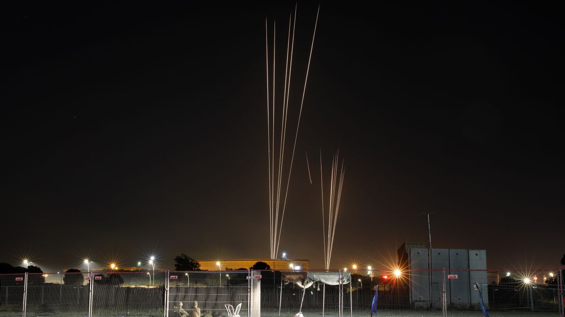 Palestinska raketer mot Israel. Foto: Ariel Schalit, AP/TT.
